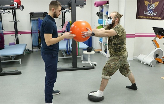 «Хочу якнайшвидше повернутися до побратимів»: історія воїна, який проходить лікування у реабілітаційному центрі Дніпра