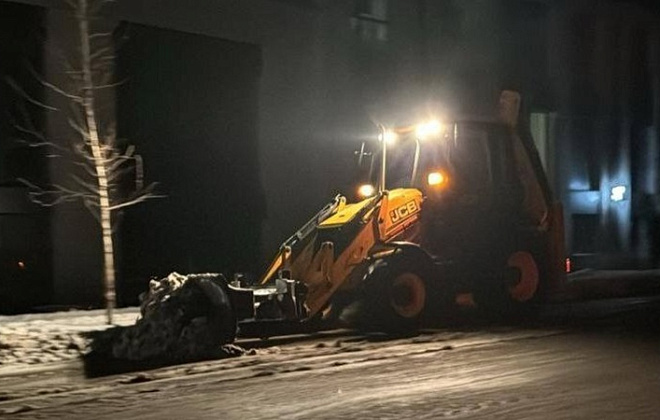 Працюють і вдень, і вночі: комунальники Дніпра продовжують розчищати місто від снігу