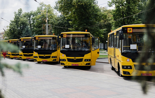 Навчальні заклади Дніпропетровщини отримали 10 нових шкільних автобусів