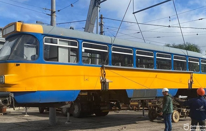 «Перед виїздом на лінію вагони пройдуть повне обслуговування»: до Дніпра прибула перша партія німецьких трамваїв