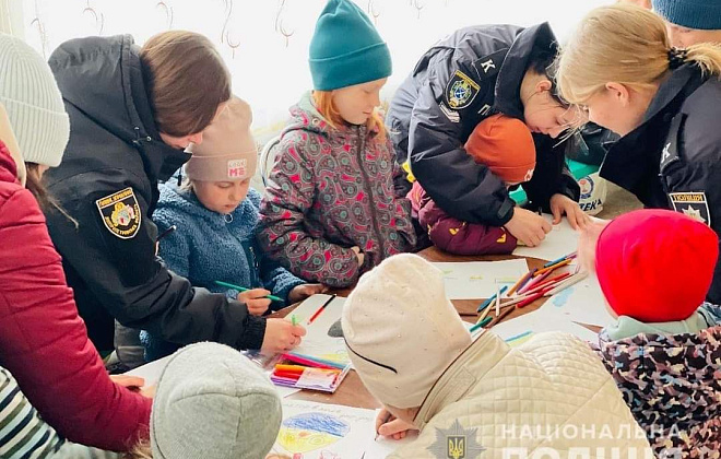 «Україна без війни»: поліцейські Синельниківського району разом з дітьми-переселенцями малювали для захисників