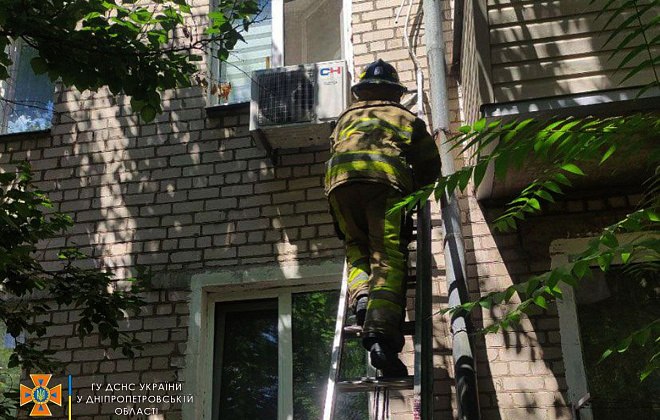 У Новомосковску дворічна дитина зачинилася зсередини у квартирі: її батьки самотужки не змогли потрапити до оселі 