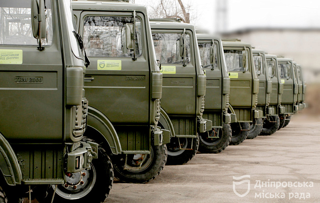 У День єднання Дніпро відправив ЗСУ ще 12 вантажівок високої прохідності
