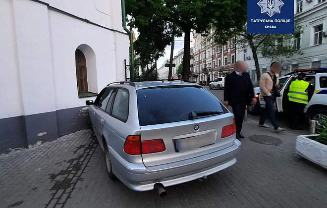 «Припарковался» в памятник архитектуры: в столице пьяный водитель BMW въехал в дом начала XVIII века