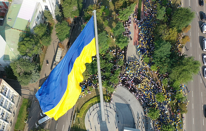 Біля дніпровського флагштока відзначити День Державного Прапора зібралися тисячі людей