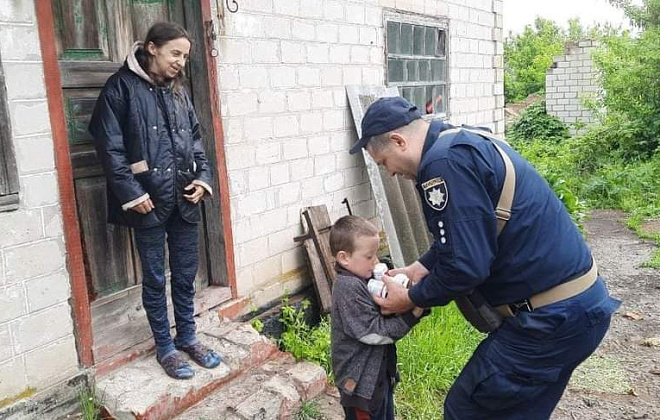 Поліцейські офіцери Криничанської громади опікуються родинами з дітьми, які залишили свої домівки через російське вторгнення