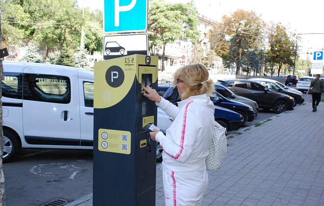 Штраф 680 гривень: у Дніпрі інспекція з питань контролю за паркуванням продовжує боротьбу з несумлінними водіями