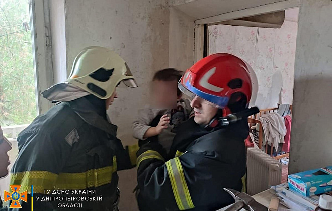 У Павлограді 9-річний хлопчик випав з вікна, ще одна дитина була зачинена у квартирі: до порятунку долучилися надзвичайники (ВІДЕО)