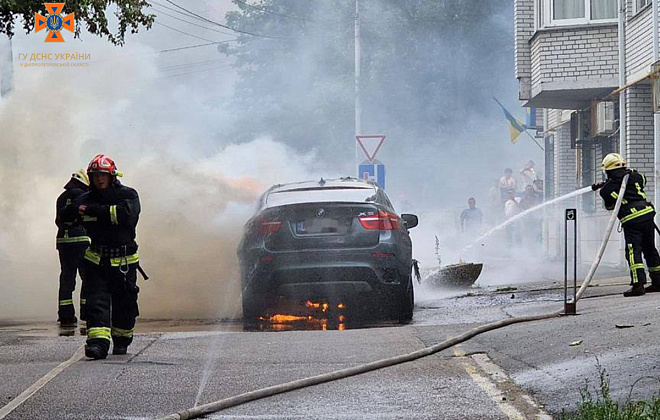 У центрі Дніпра спалахнула автівка (ФОТО)