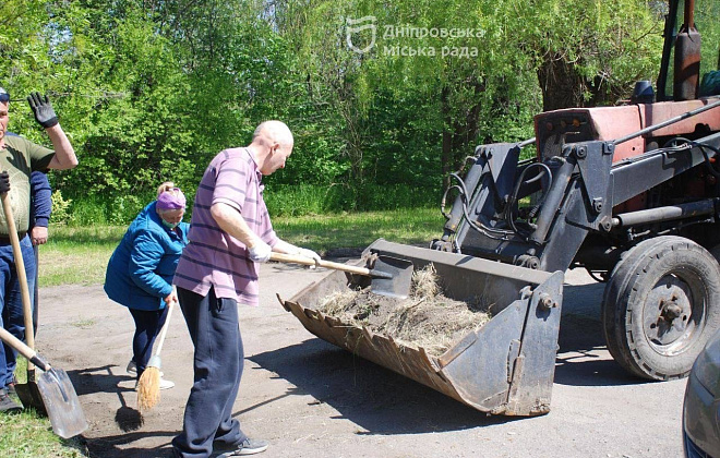 Прибиранням території меморіалу «Безіменна висота» у Новокодацькому районі закінчили тиждень суботників