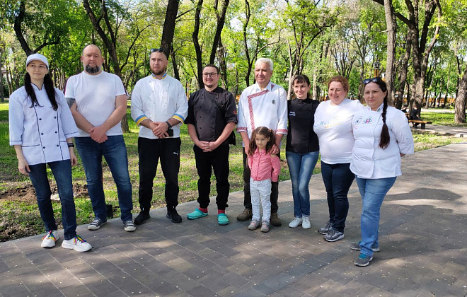 25 червоних дубів висадили кухарі у дніпровському сквері Металургів 