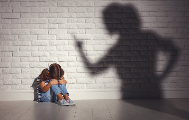 Насилие над ребенком: как распознать, предупредить и где помогут