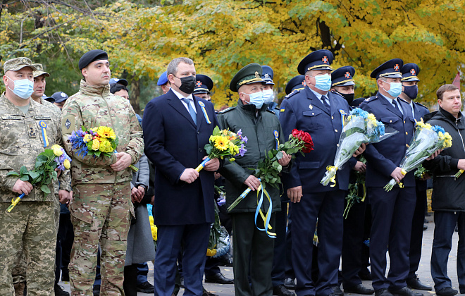 У Дніпрі 14 жовтня розпочалося з урочистих заходів на Алеї Героїв - вшануванням загиблих захисників і захисниць України