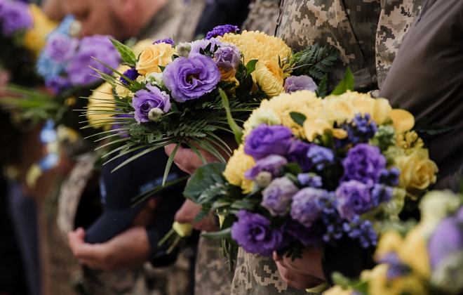 Хвилина мовчання, квіти пам’яті та спецпогашення марки: День захисників і захисниць на Дніпропетровщині (ФОТОРЕПОРТАЖ)