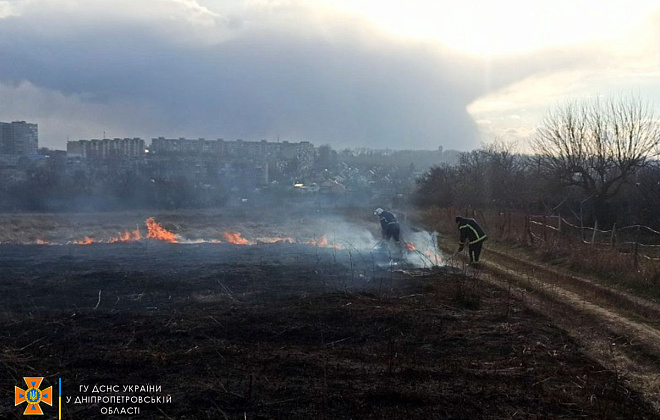 Мешканці Дніпропетровщини продовжують ігнорувати заклики рятувальників та палять сухостій 