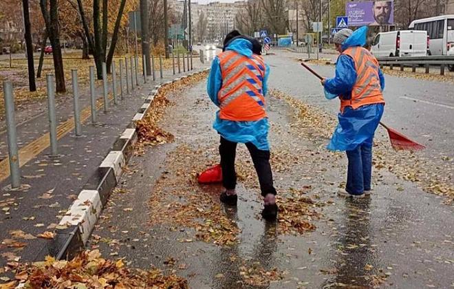 У Дніпрі продовжують ліквідовувати наслідки негоди: прибирають зламані вітром дерева і гілки, ремонтують електромережі, очищають дощоприймачі