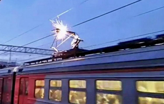  В Харьковской области 15-летнюю девочку ударило током на крыше поезда