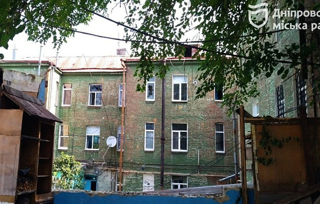 63 вибитих вікна та 2 понівечені покрівлі. Дніпро відновлюватиме будинки, які постраждали під час ракетної атаки 28 липня