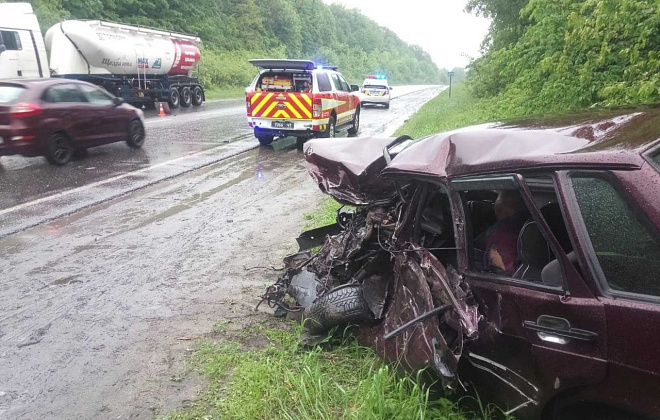 Смертельное ДТП под Харьковом: спасатели вытащили из покореженного авто тело погибшего водителя