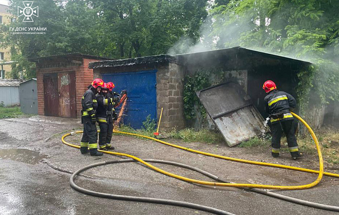 У Дніпрі на проспекті Богдана Хмельницького загорілися гаражі (ФОТО)