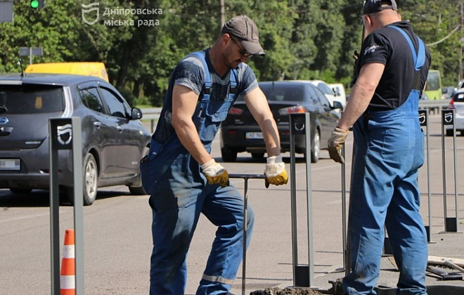 У Дніпрі замінюють антипаркувальні стовпчики: замість пошкоджених встановлюють нові