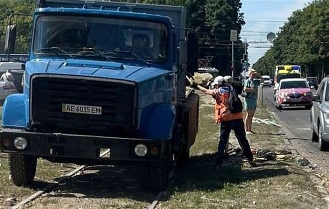 Комунальні служби Дніпра вже працюють над усуненням наслідків ракетного удару, що стався 3 липня