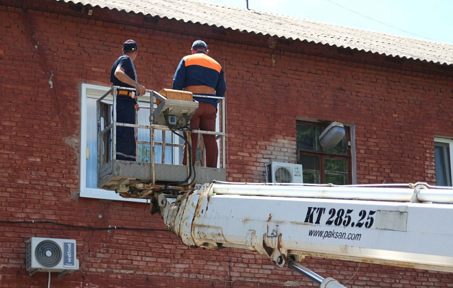 У Дніпрі відновлюють пошкоджені через ракетні удари житлові будинки