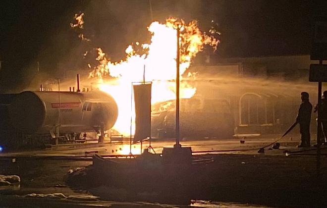 Ночью в Кременчуге водитель угодил в газовую емкость: в результате на АЗС начался пожар  