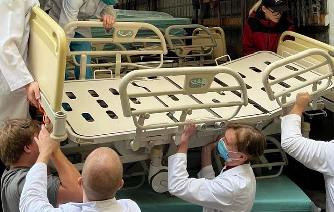 До Дніпра надійшла чергова партія сучасних багатофункціональних ліжок і матраців для міських лікарень