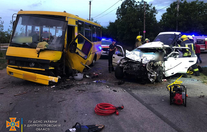 У Нікополі зіткнулися пасажирський автобус та легковик: одна людина загинула на місці, трьох госпіталізовано  