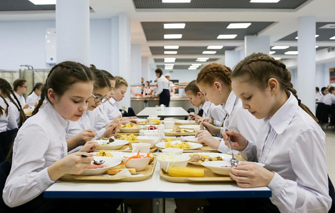Меньше сахара и хлеба, больше мяса, фруктов и овощей: с 1 сентября украинских школьников будут кормить «по-новому»