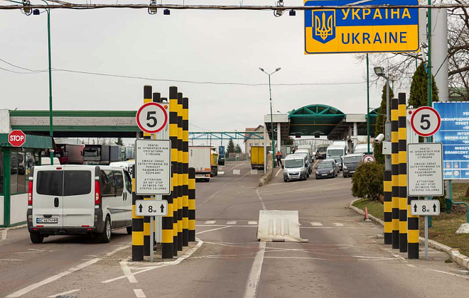 Хто з чоловіків може виїхати з України: Уряд оновив правила перетинання кордону