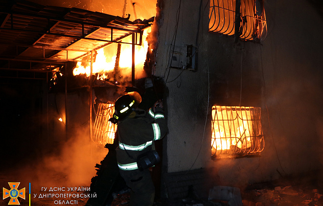 В Днепре пылал двухэтажный частный дом: спасатели едва смогли подобраться к месту пожара (ВИДЕО)