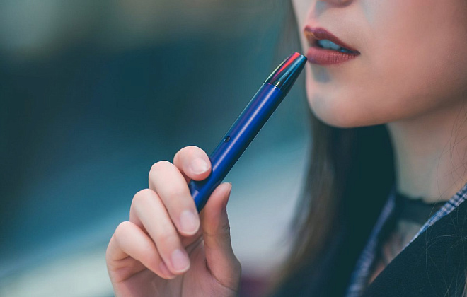 Рада запретила продавать электронные сигареты и вейпы несовершеннолетним