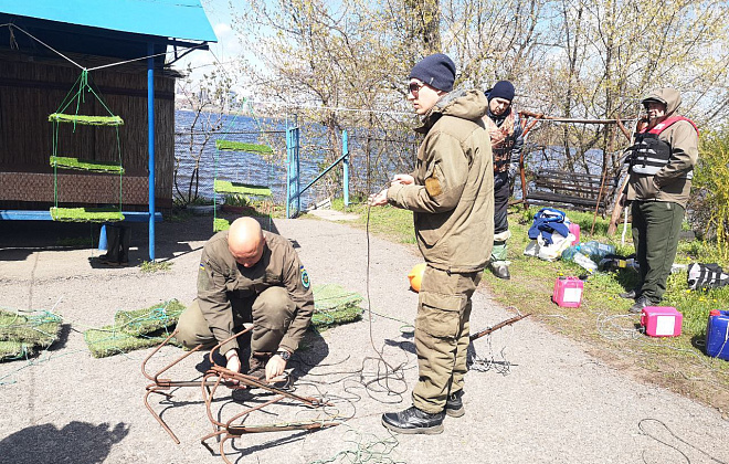 ДТЭК Днепровские электросети помог установить искусственные нерестилища на Днепре