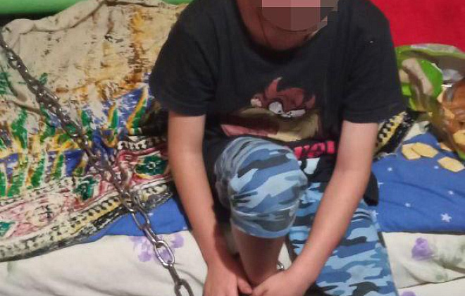 В Кривом Роге полицейские освободили ребенка, которого сожитель матери удерживал на цепи