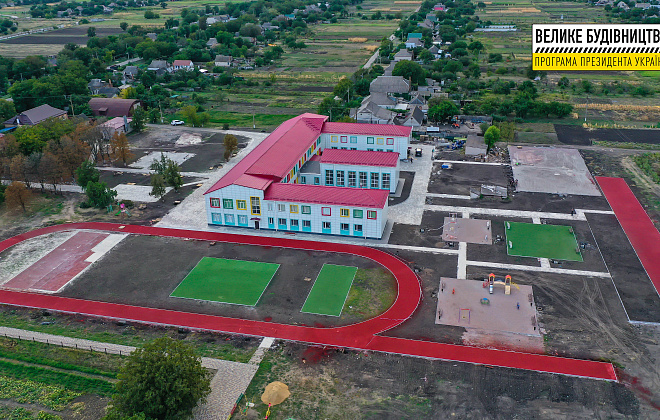 У Карпівці завершують реконструкцію шкільного стадіону 