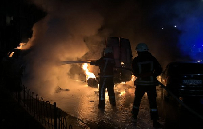 Из-за неправильно припаркованных авто, возле многоэтажки в Киеве сгорели 4 машины