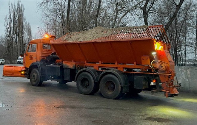 У Дніпрі техніка обробляє автошляхи: водіїв просять надавати перевагу у русі спецтранспорту