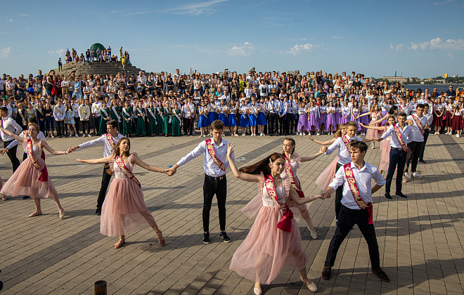 Выпускники Днепропетровщины уже в девятый раз станцевали вальс на областном фестивале (ФОТОРЕПОРТАЖ)