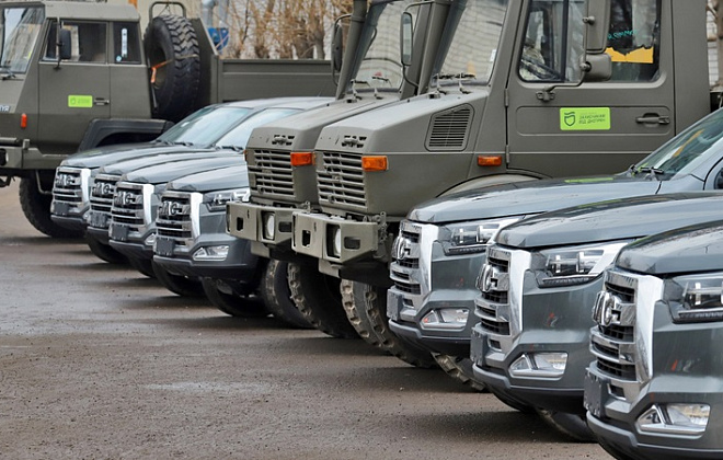 Дрони, пікапи та вантажівки Mercedes Unimog: Філатов показав велику партію техніки від Дніпра для Сил оборони
