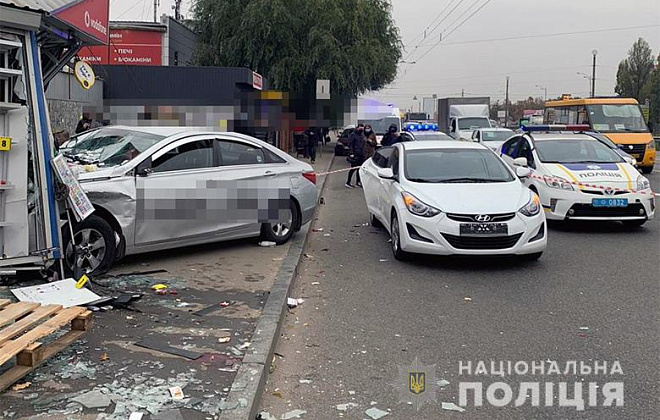 В Киеве такси вылетело на остановку: двое погибших