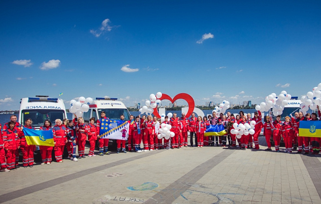 З квітами та кульками: у Дніпрі працівники «швидкої» відсвяткували День екстреної медицини (ФОТОРЕПОРТАЖ)