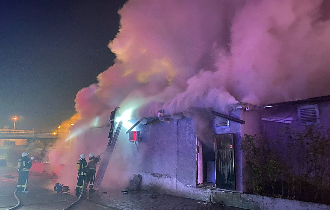 Пожар в киевском кафе: огонь тушили 2 часа