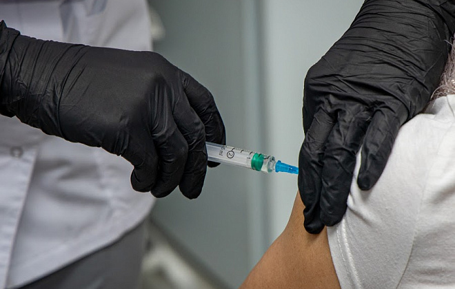 На Днепропетровщине от COVID-19 вакцинировали уже 830 медиков