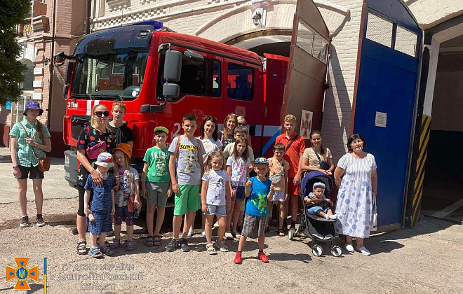 У Дніпрі родини-переселенців відвідали виставку пожежно-рятувальної служби