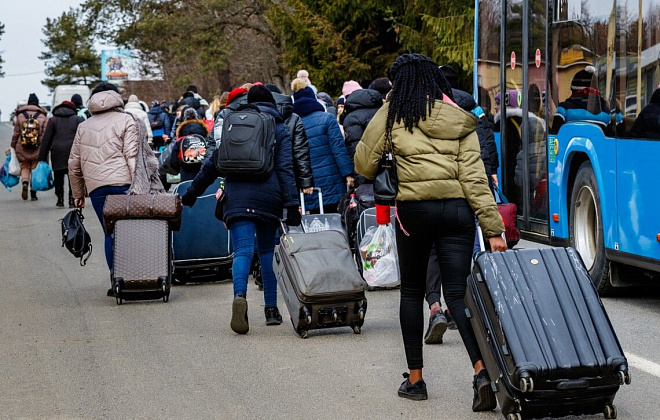 Переселенців, що прибувають до Дніпропетровщини, просять по можливості переїжджати до західної частини України: Лукашук пояснив причину