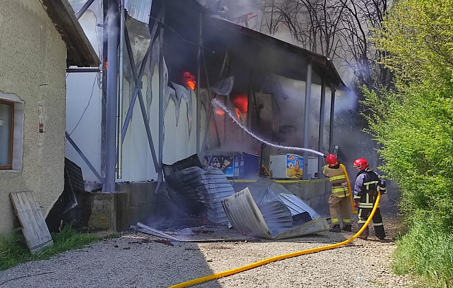 В Ивано-Франковске 2 часа не могли потушить склад: привлекалось более 40 пожарных
