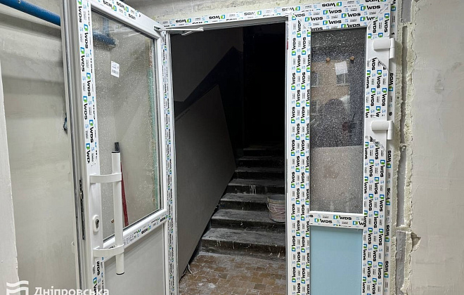 Дніпро продовжує оновлювати будинки мешканців міста: цьогоріч у 271 домі замінили старі двері на енергоощадні та відремонтували аварійні під’їзди