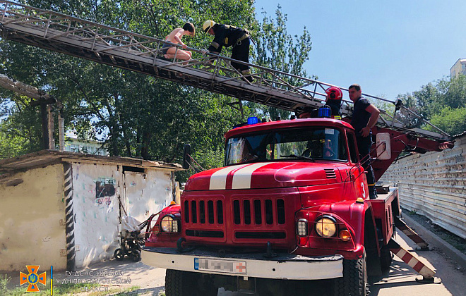 В Амур-Нижньодніпровському районі Дніпра чоловік став заручником димової завіси у власній квартирі 